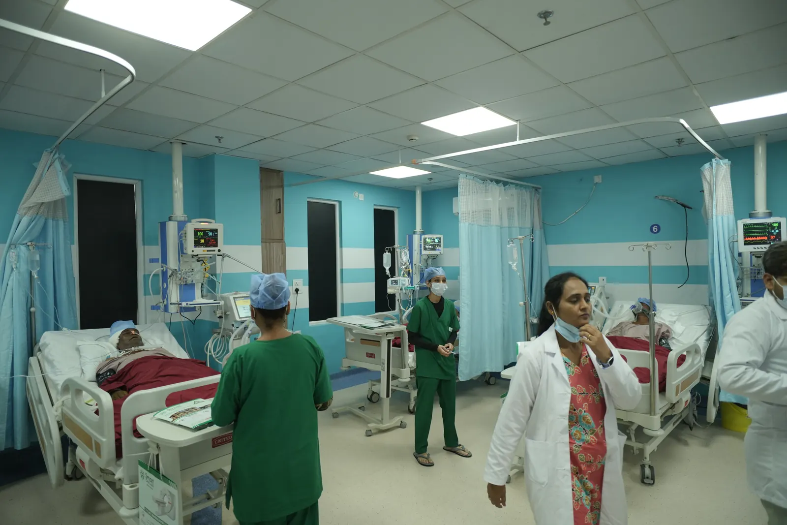 Doctors and nursing staff in the ICU
